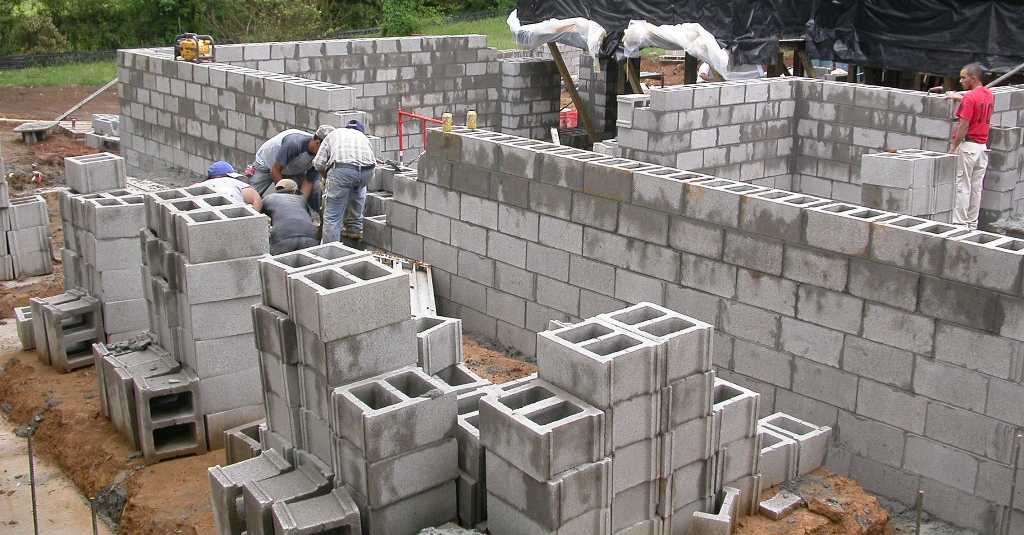 Какие блоки можно изменять. Блоки для фундамента. Шлакоблок дом. Пустотелые блоки для стен. Пустотелые блоки для фундамента.