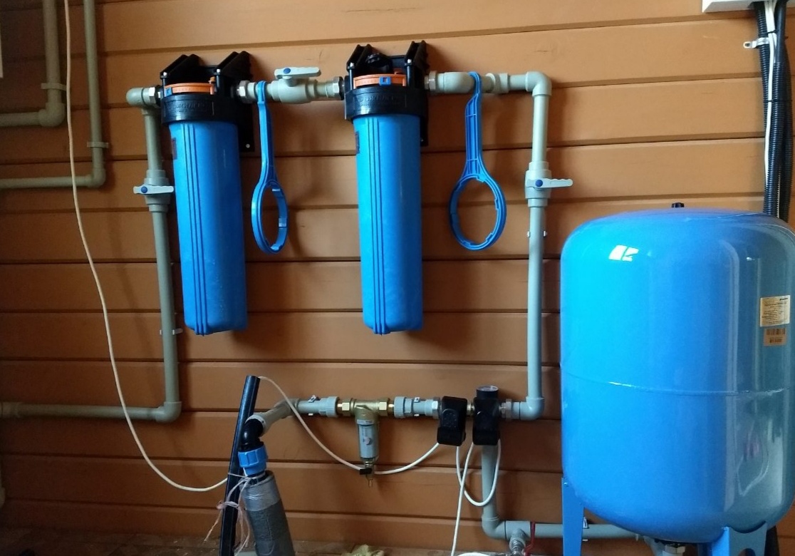 Для подачи воды используют. Водоснабжение в частном доме. Водоснабжение из скважины. Водопровод в частном доме из скважины. Система водоснабжения на даче.