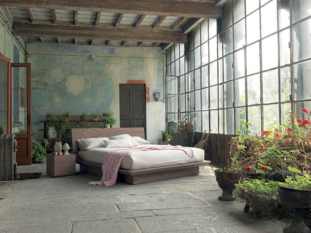 rustic-bedroom-design-with-a-distressed-wall-fimar-quarantacinque.jpg