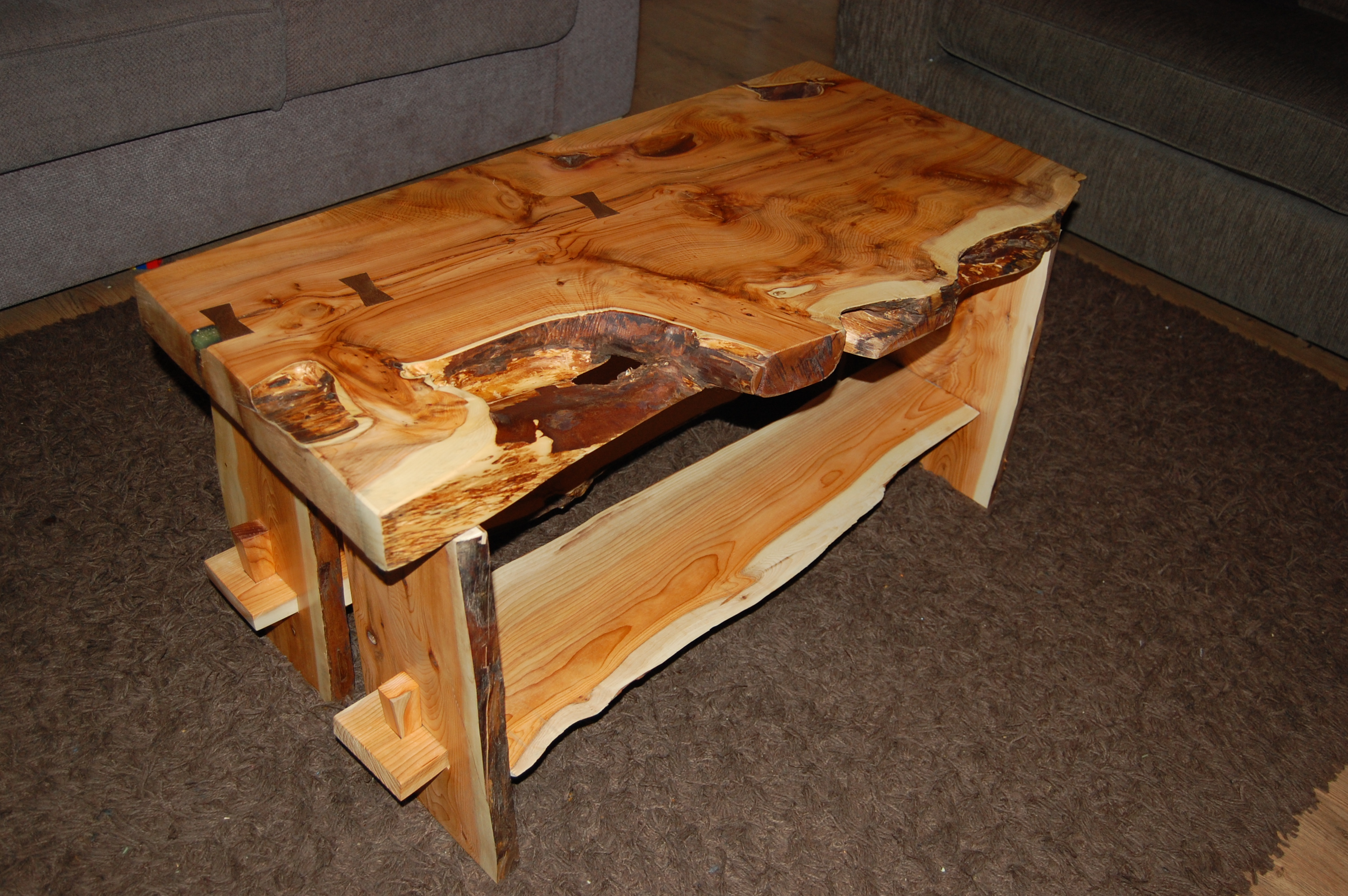 Самодельный столик из дерева