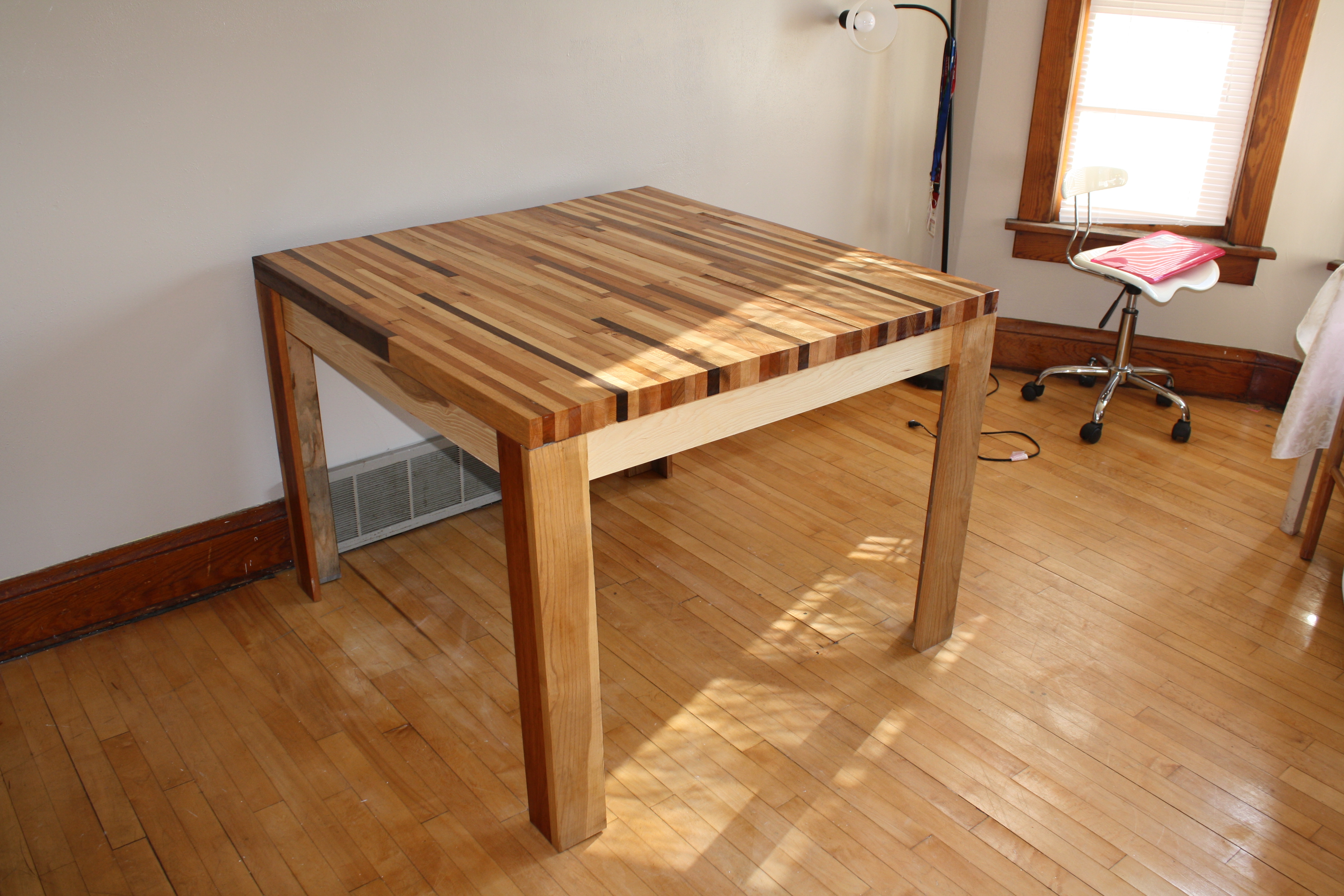 Делаем кухонный стол. Деревянный столик. Стол квадратный деревянный. Столик из дерева. Маленький деревянный столик.