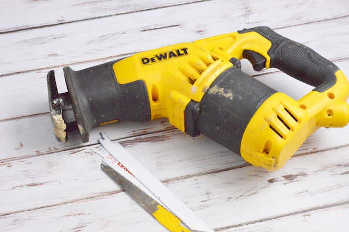 Reciprocating saw with no blades inserted