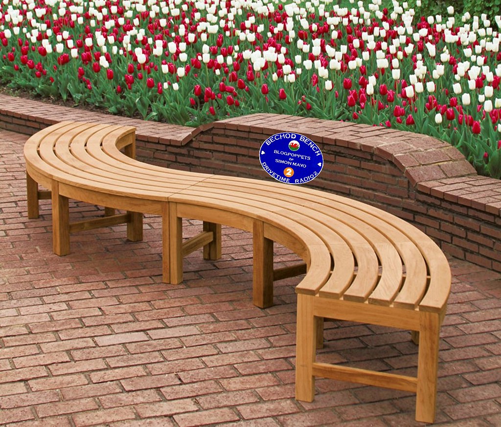 Уличные мафы. Скамейка Лонг Аданат. Скамья Парковая змейка. Скамья Garden Bench. Амфитеатр МАФ.