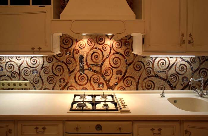 Узоры из мозаики и однотонная кухонная мебель создают приятное впечатление