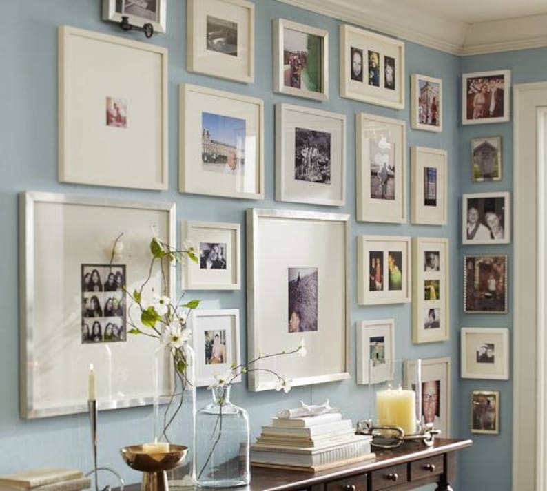 Как красиво разместить фотографии на стене в рамках
