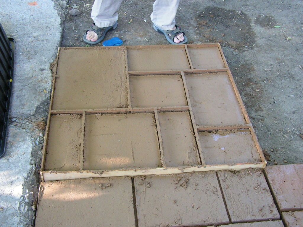 Тротуарная плитка домашние изготовление. Самодельные формы для брусчатки. Форма для бетонной плитки. Форма для тротуарной плитки своими. Самодельная тротуарная плитка.