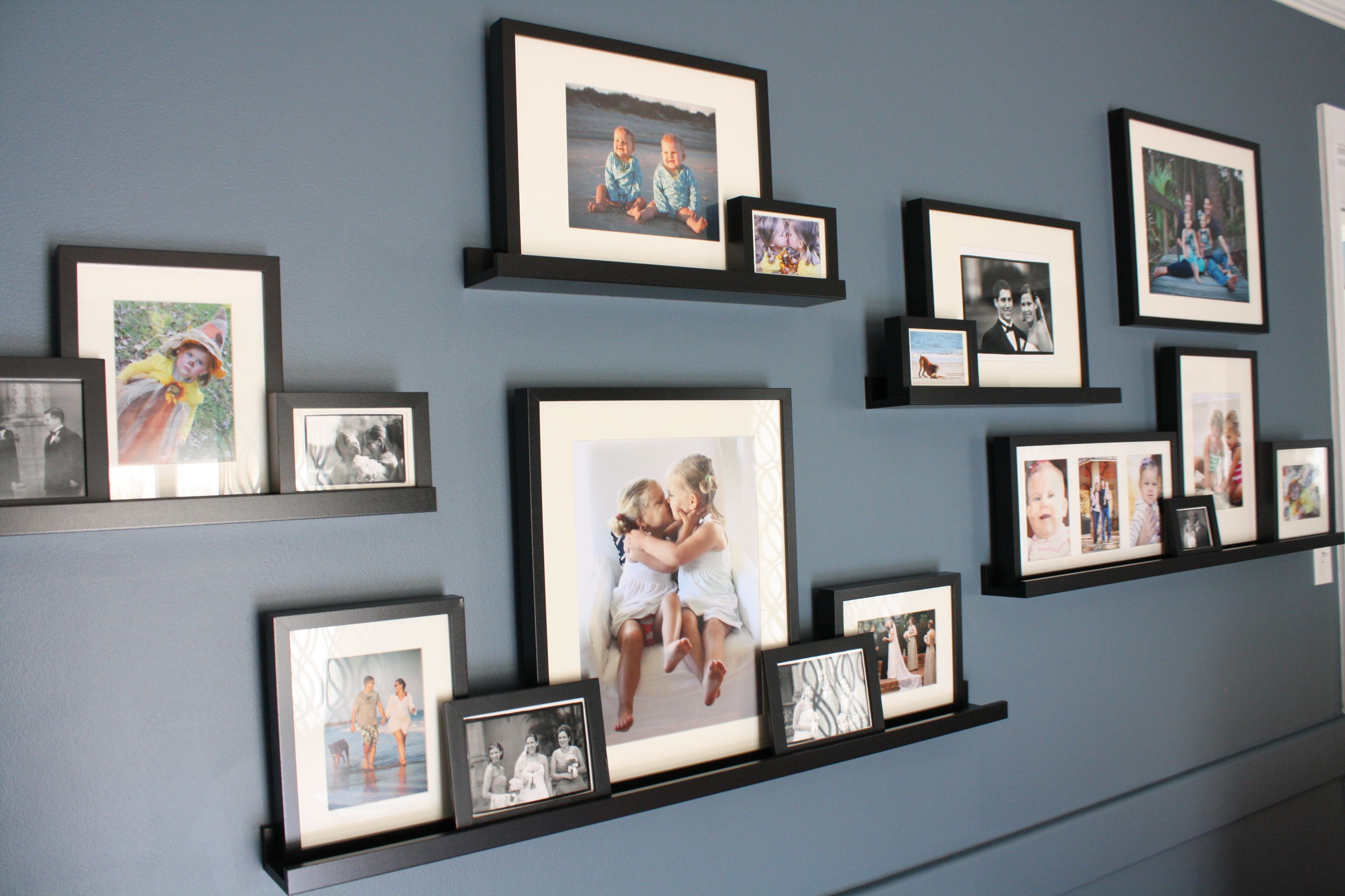 Как красиво разместить фотографии на стене в рамках