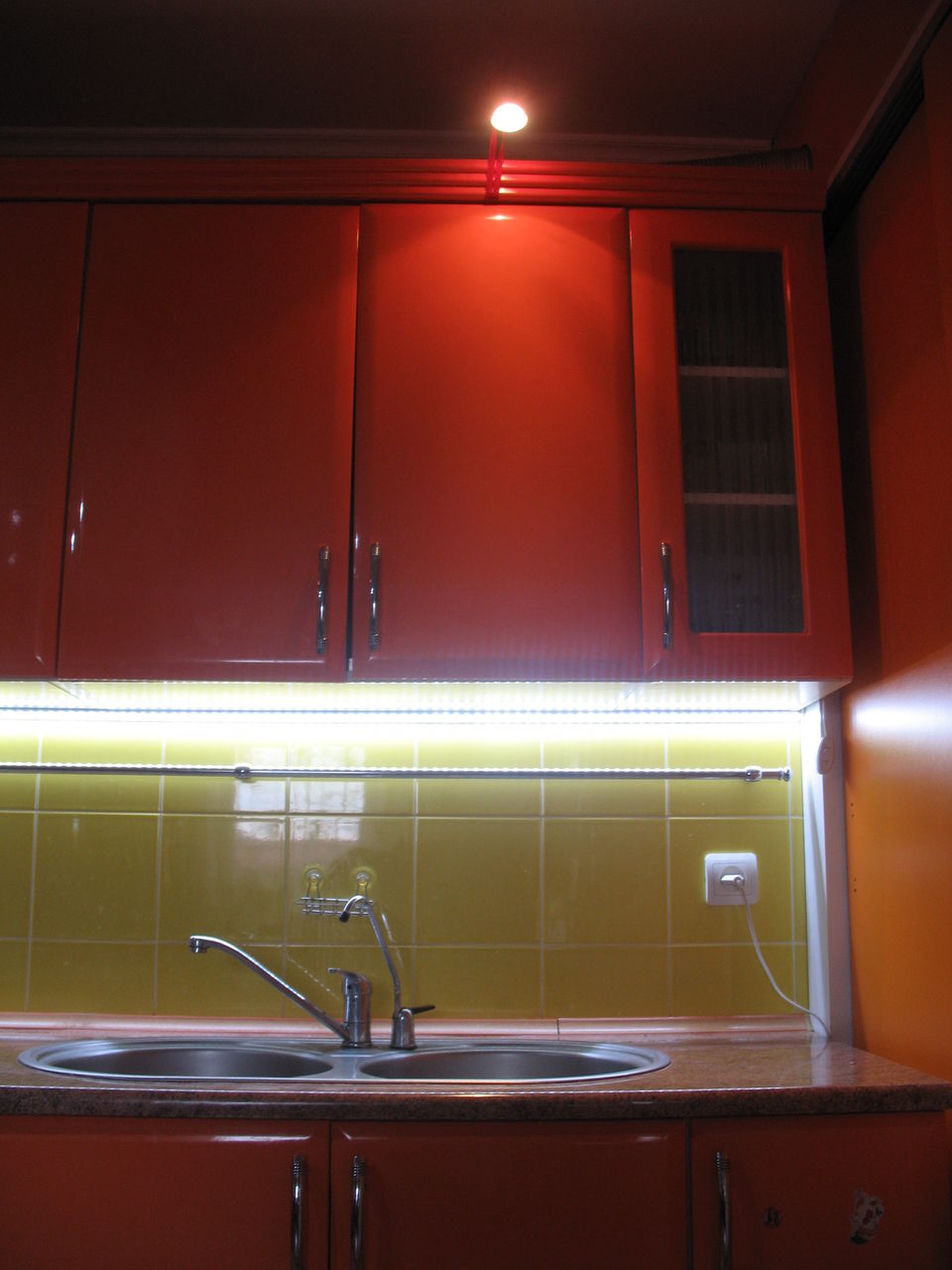 Подсветка для кухни над шкафами сверху светильники фото