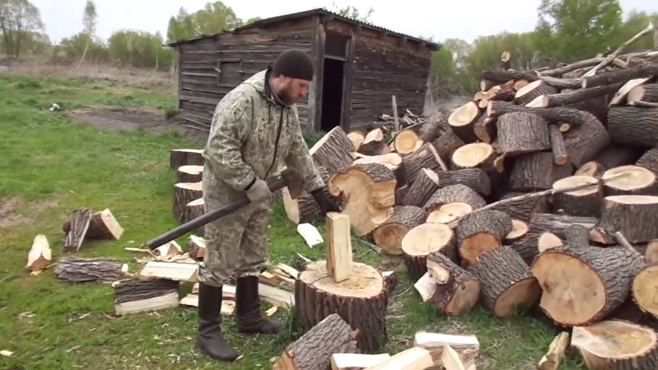 Рубил дрова. Рубить дрова. Нарубленные дрова. Колим дрова. Человек рубит дрова.