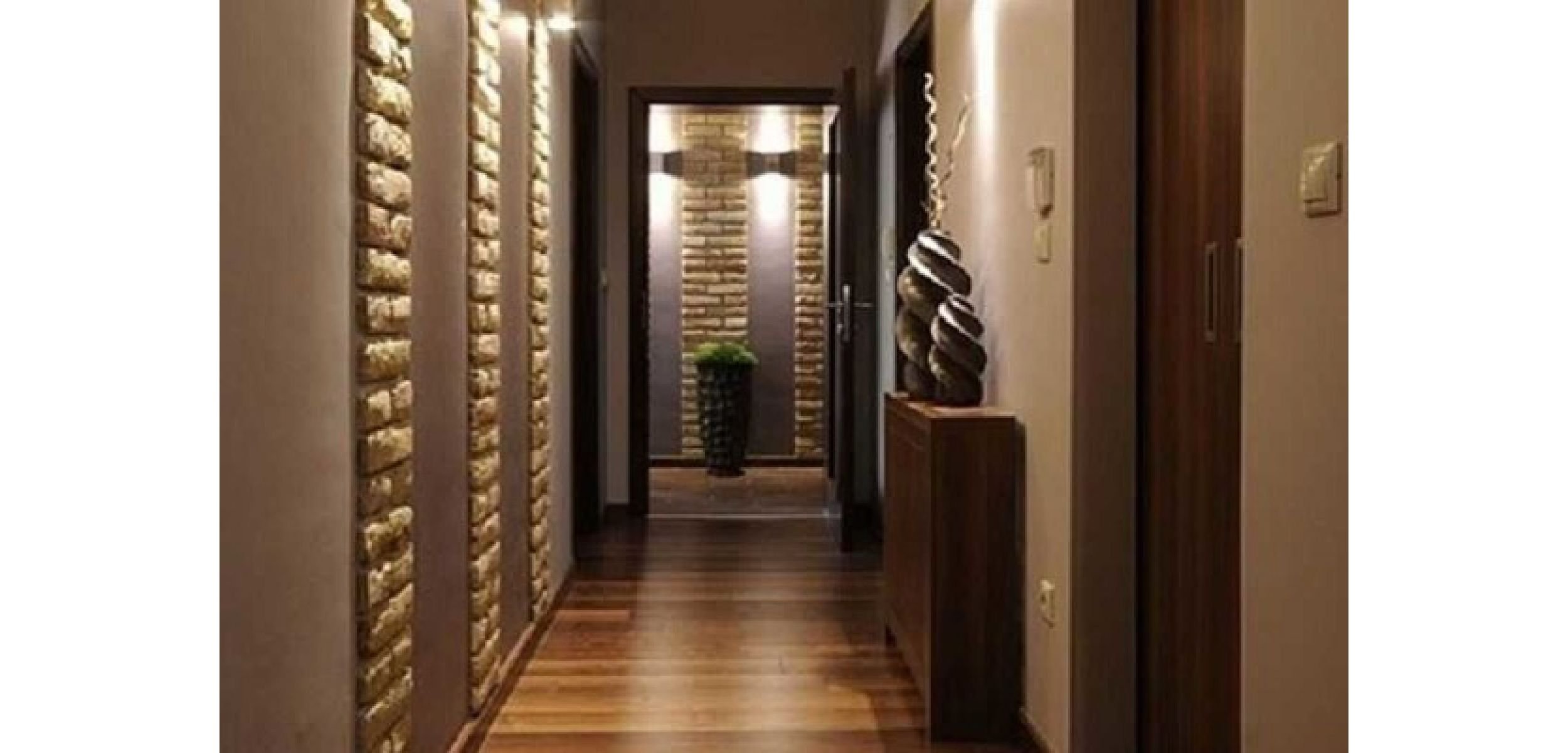 Дизайн коридора в квартире с декоративным камнем