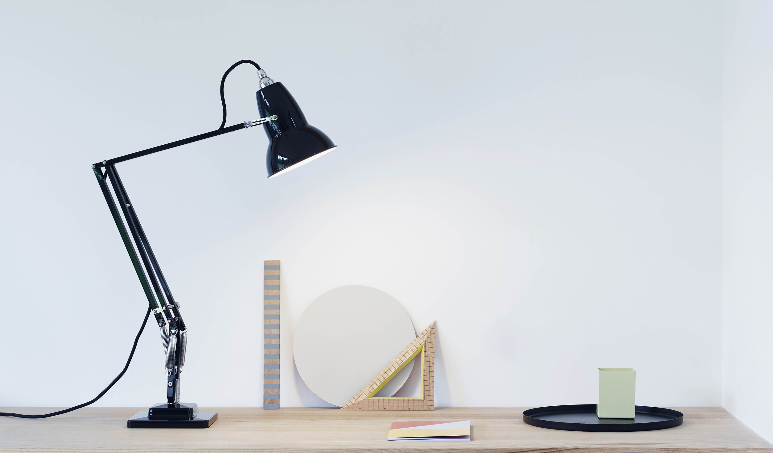 Настольный среди. Anglepoise Lamp. Anglepoise Lamp плакат. Лампа на стол для школьника. Настольная лампа для первоклассника.