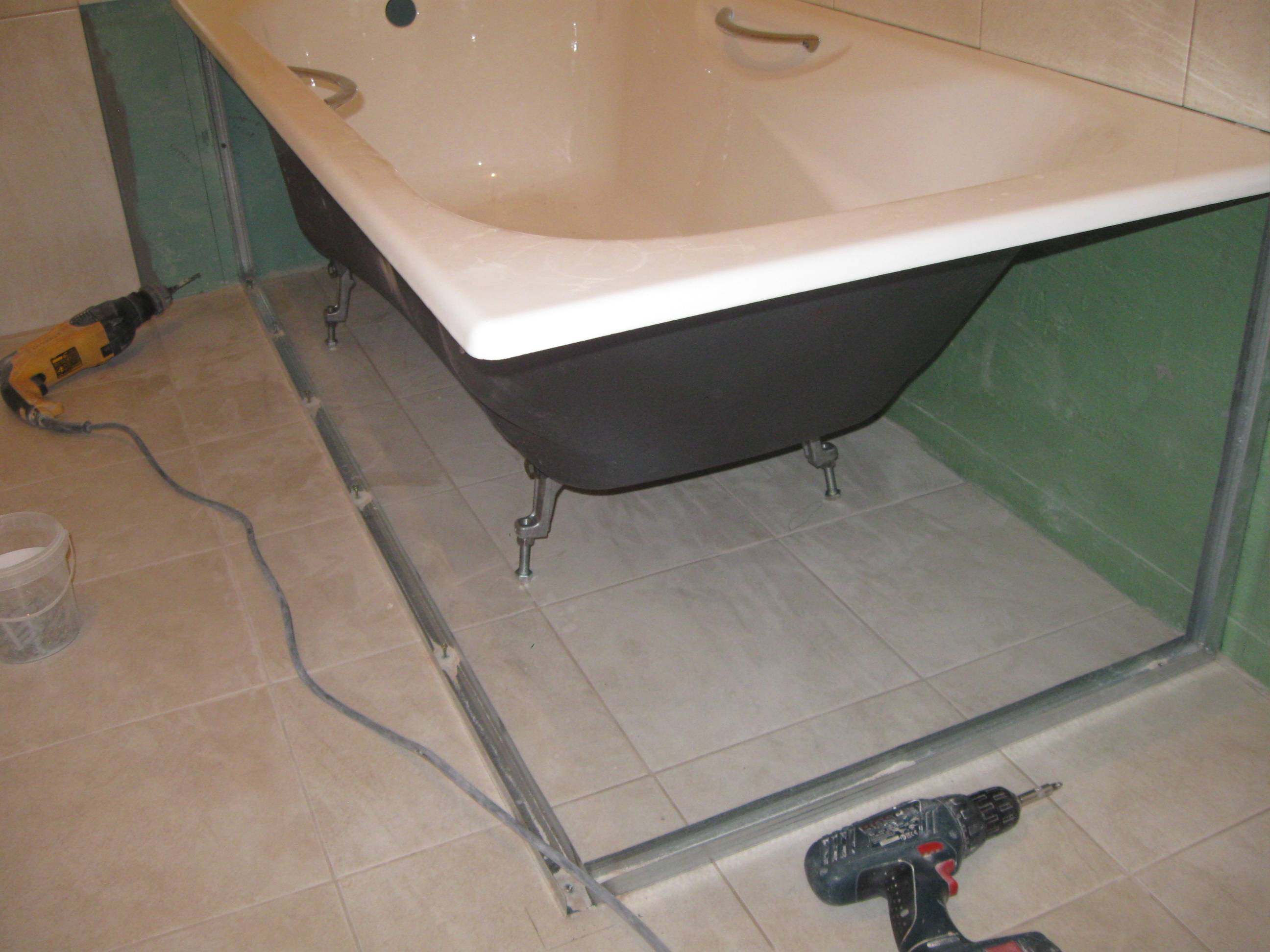 Как крепится ванная к стене. Каркас под стальную ванну 120на70. Каркас для ванны из профиля TECE. Короб под ванной. Короб на полу в ванной.