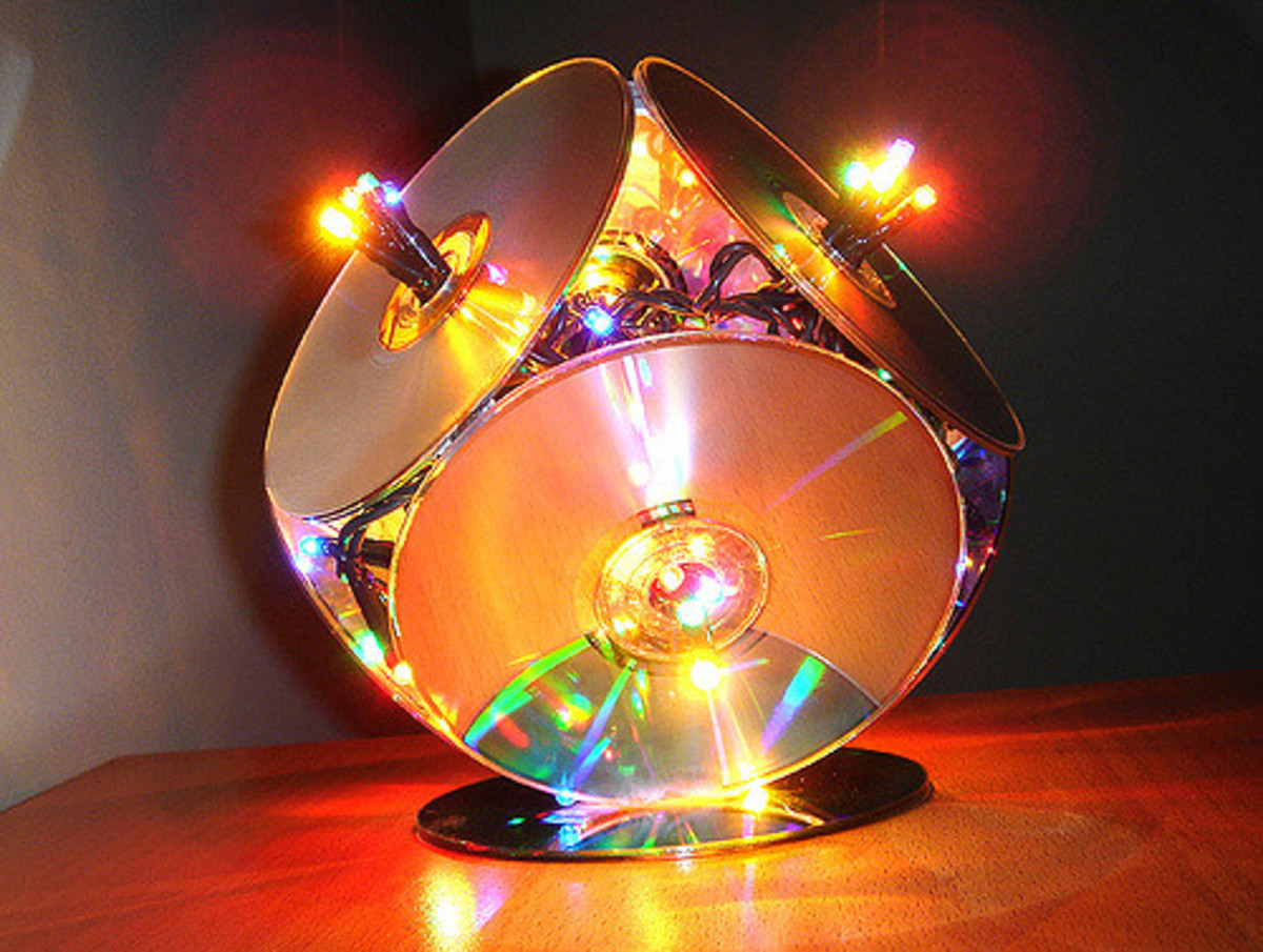 Сделано из компакт дисков. Светильник из дисков. Поделки из дисков. Необычные поделки. Светильник из дисков и гирлянды.