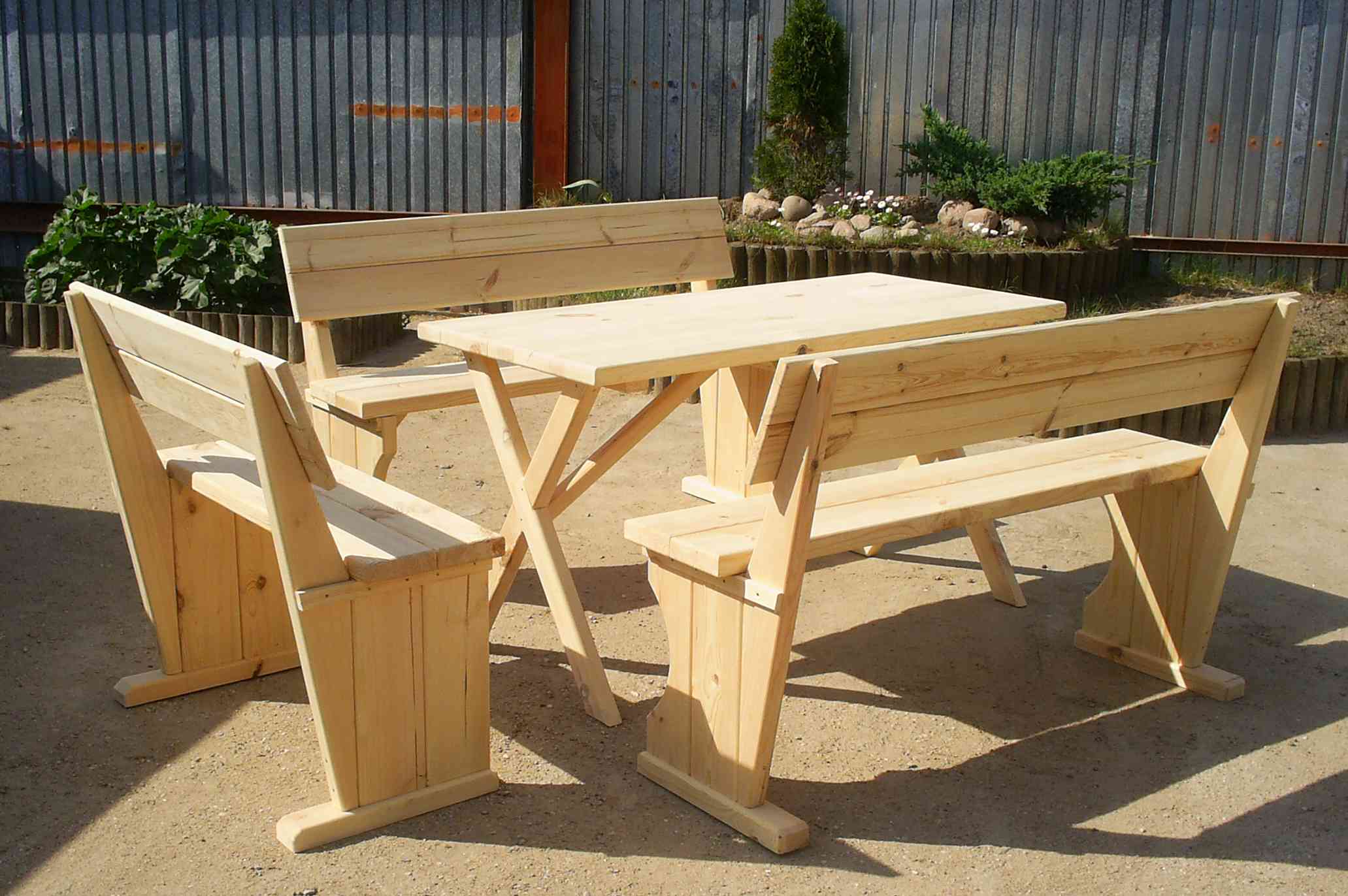 Садовые столики скамейки. Деревянная Садовая мебель. Стол для дачи. Стол садовый деревянный. Садовый стол со скамейками.