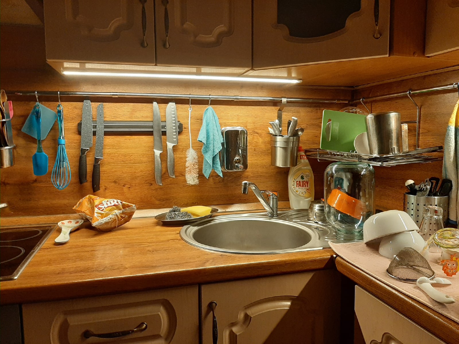 Сделай кухню теплый. Подсветка для кухни. Подсветка рабочей зоны на кухне. Подсветка над раковиной на кухне. Освещение рабочей поверхности на кухне.