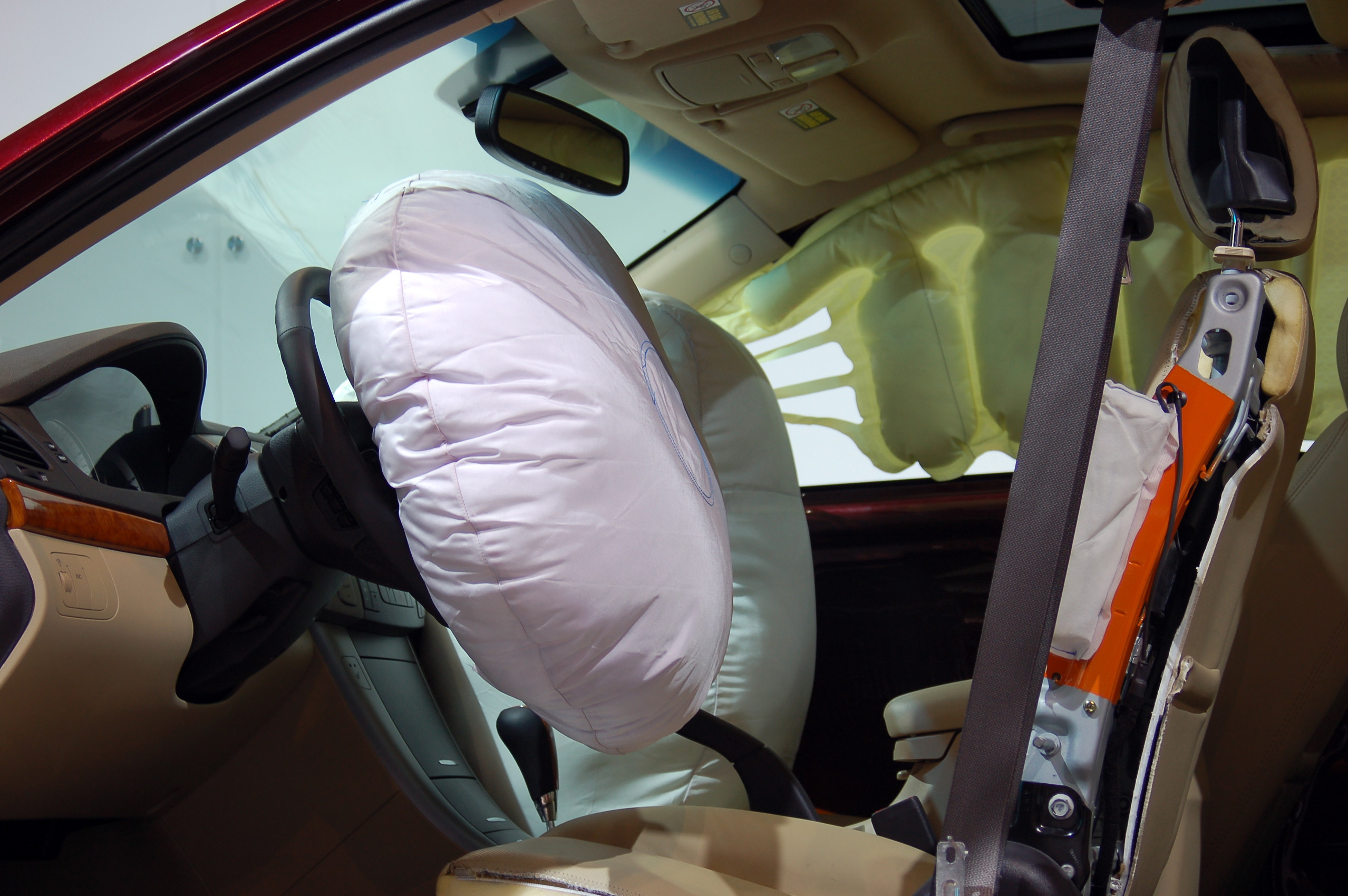 Новые подушки безопасности. Фронтальные подушки безопасности. Сработанные подушки безопасности. Подушки безопасности в автомобиле. Airbag подушки безопасности.