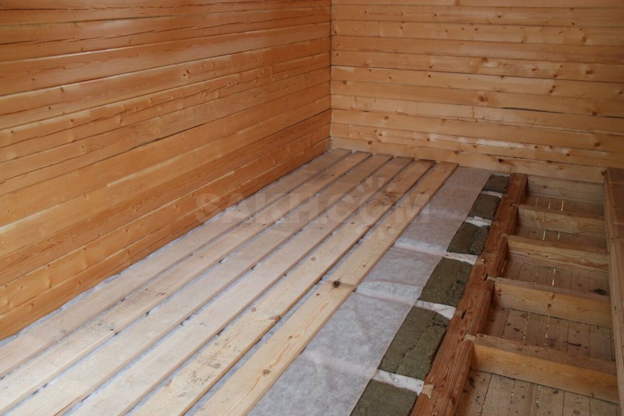 Какие можно сделать полы. Теплоизоляция деревянного пола. Пол в деревянном доме. Деревянный пол в деревянном доме. Черновой пол в деревянном доме.