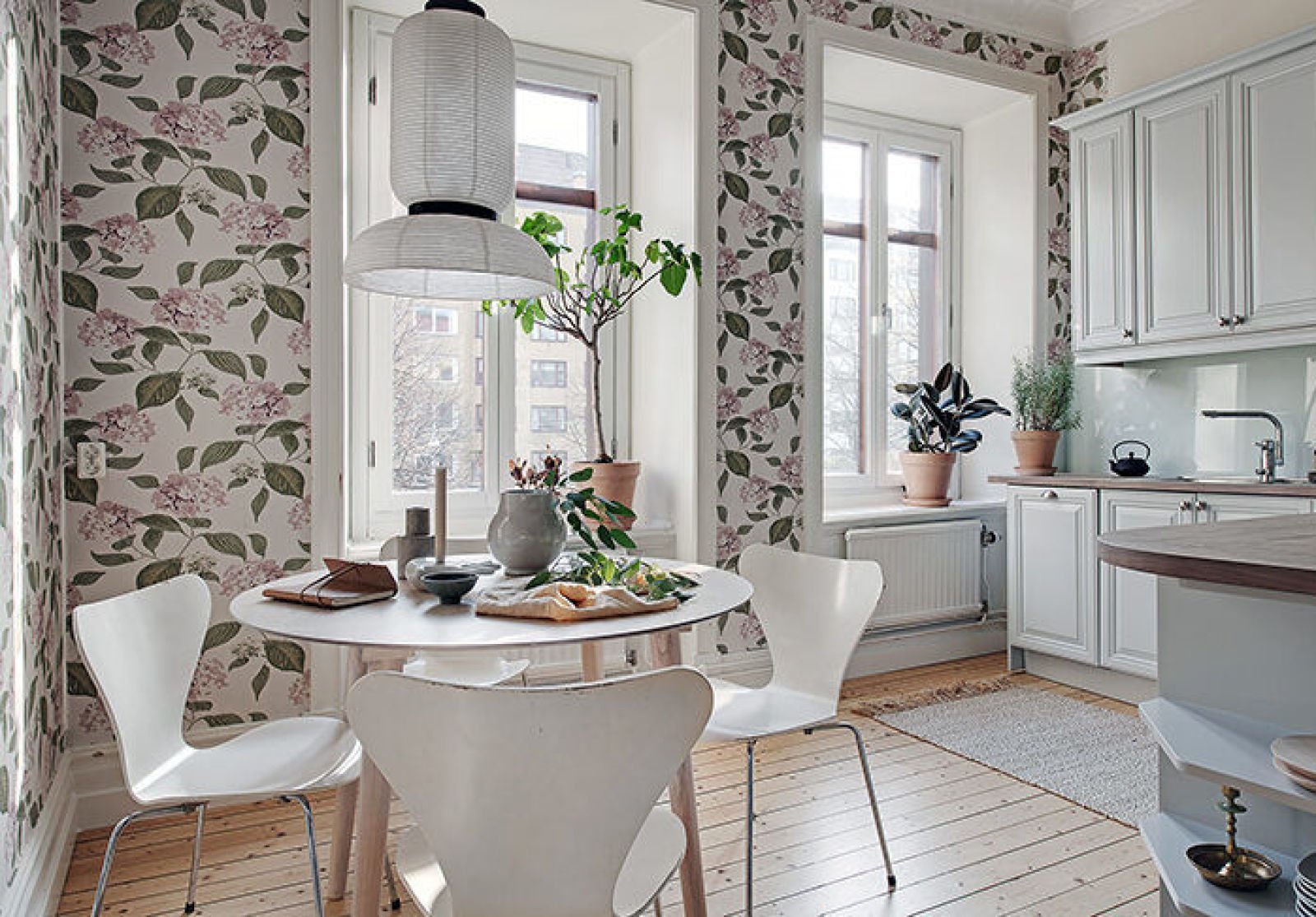 Можно ли обои на кухню. Декор для кухни. Обои для кухни. Кухня обои цветочные Скандинавский стиль. Красивые стены на кухне.