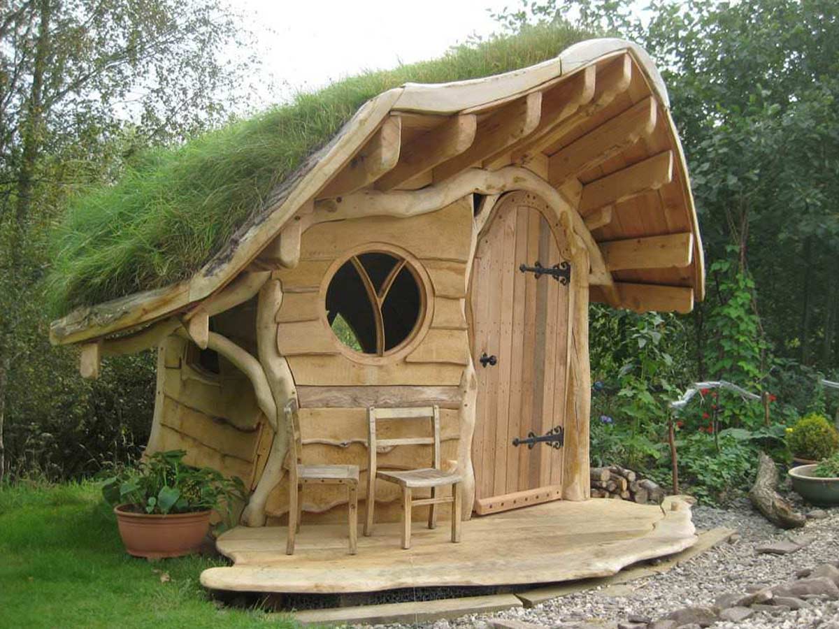 Домик из дерева своими руками для дачи. Hobbit House детский домик. Сказочные домики для дачи. Сказочный домик из дерева. Сказочный деревянный домик.