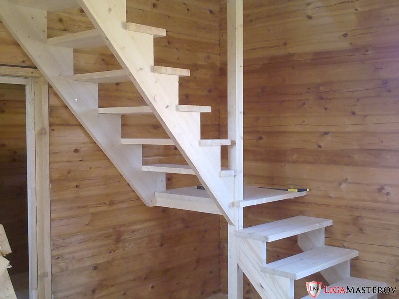 Лестница на второй этаж своими руками фото. Косоур из бруса 150х150. Лестница деревянная на второй этаж. Лестница угловая деревянная. Изготовить лестницу на второй этаж.