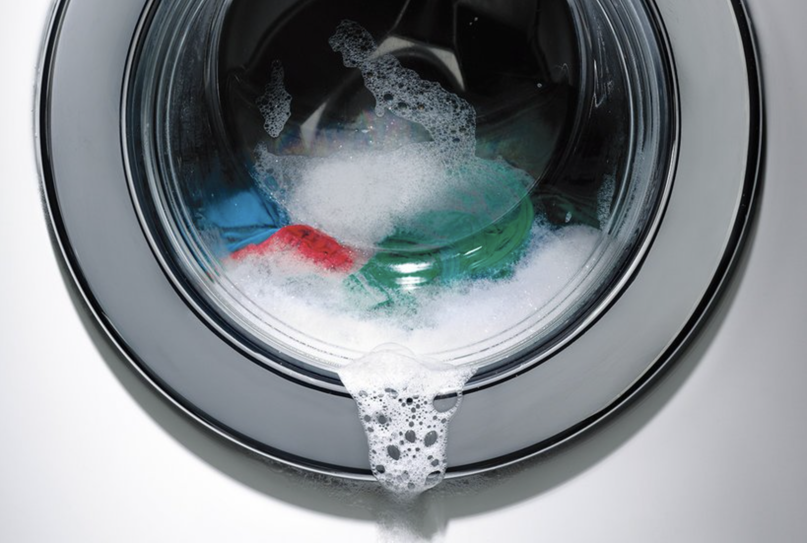 Почему в стиральной машине пена. Стиральная машина не сливает воду. Стиральная машинка не сливает воду. Слить воду со стиральной машины. Вода в стиральной машинке.