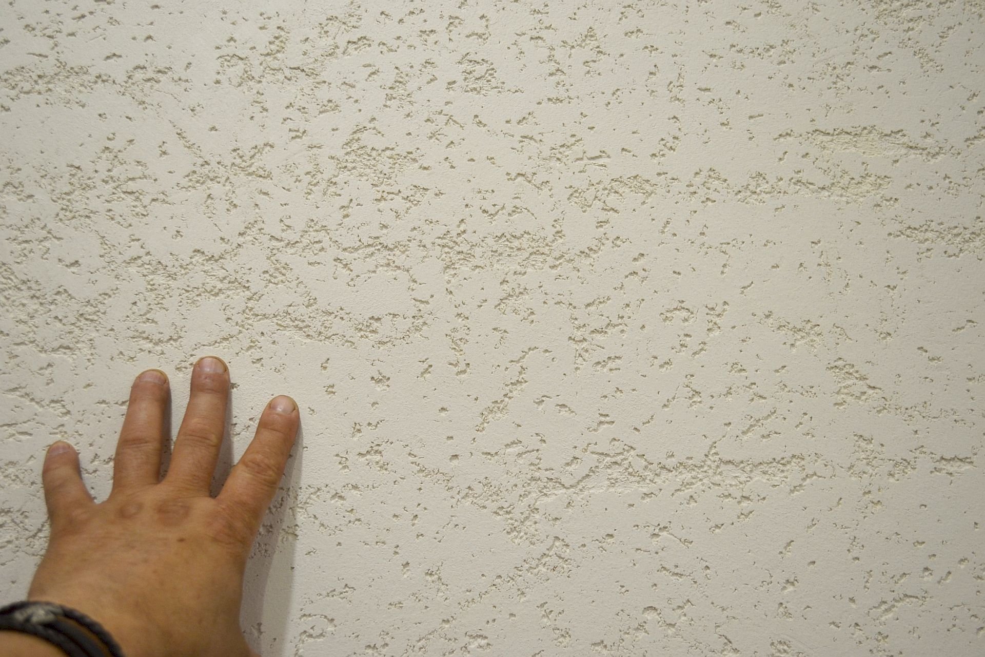 Штукатурка короед белая на стенах