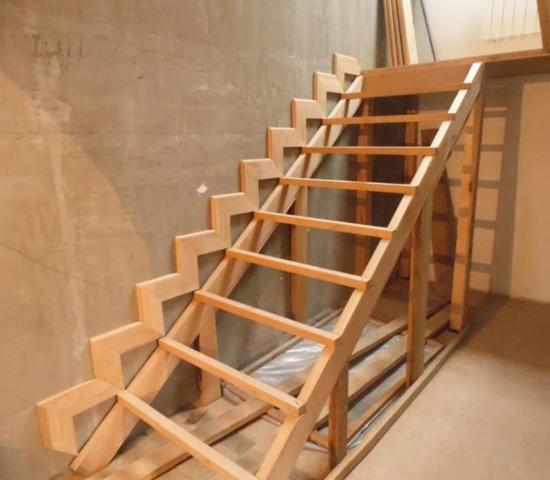 Построить лестницу своими руками. Каркас деревянной лестницы. Лестница деревянная на второй. Конструкция деревянной лестницы. Лестница деревянная на второй этаж.