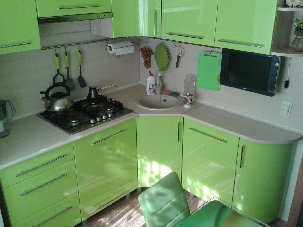 кухонный гарнитур для маленькой кухни зеленый