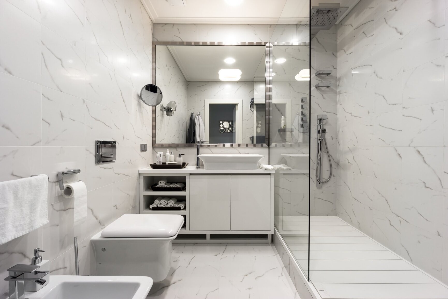Дизайн ванной 2024 год. Ванна 4кв м Сканди. Дизайн ванной комнаты с туалетом. Современный дизайн ванной комнаты. Современный интерьер ванной комнаты 2023.