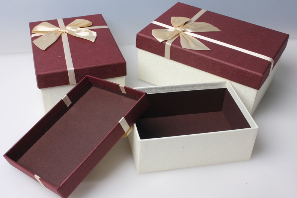 Шестнадцать коробок. Коробка для подарка. Прямоугольные коробки для подарков. Красивые коробки для подарков. Подарочная коробка прямоугольная.