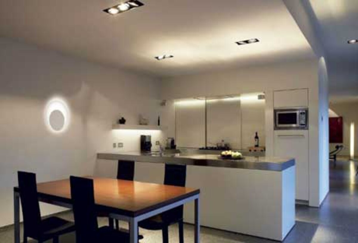 Кухня теплый свет. Встраиваемые светильники в интерьере. Встроенные светильники на кухне. Встроенные светильники в интерьере. Точечное потолочное освещение.