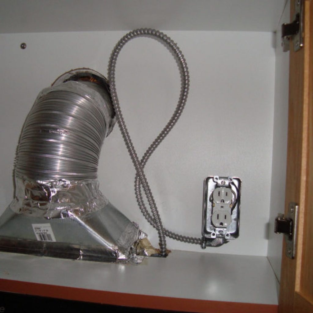 Подключение вытяжки к вентиляционному. Подключить вытяжку на кухне. Подвод вытяжки к вентиляции. Розетка под вытяжку. Электропровод для кухонной вытяжки.